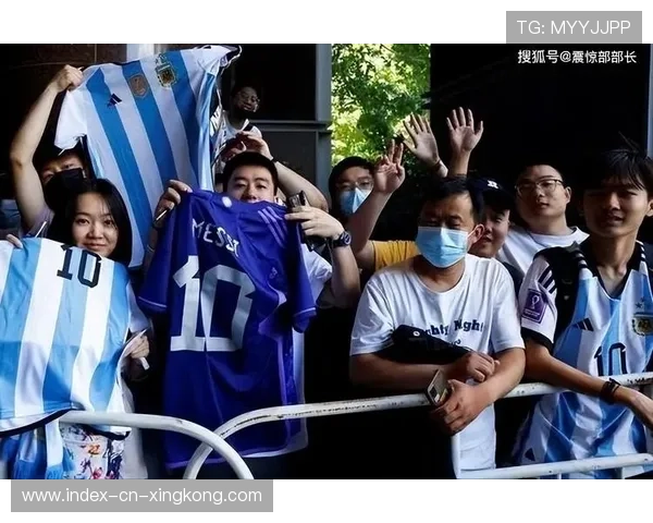 梅西训练现场变大型追星会，无数粉丝狂奔而至的奇迹瞬间